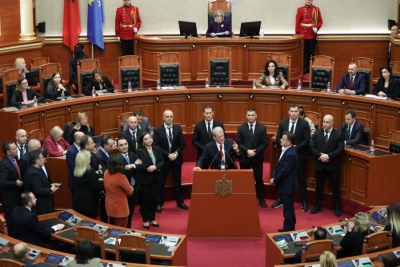 Tensionet në Kuvend: Opozita merr kontrollin e seancës, Nikolla përjashton Berishën