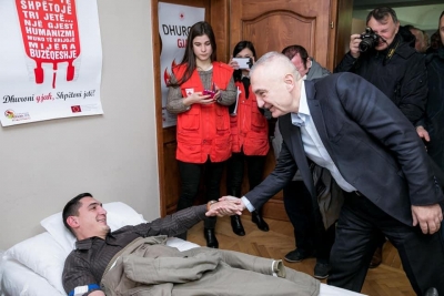Dhurimi i gjakut/ Presidenti Meta viziton Lezhën: Shembull i shkëlqyer i solidaritetit njerëzor