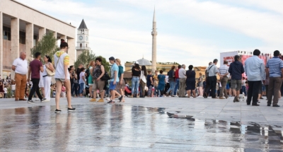 Pse shqiptarët nuk kanë mundësi? Korrupsioni, edukimi dhe pamundësia për t`u marrë me politikë