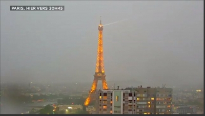 Video/ Rrufeja godet kullën Eifel në Paris