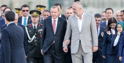 The Globalist: Dera e BE nuk hapet nëse Rama vazhdon dashurinë për Erdoganin