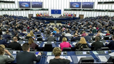 DW: Eurodeputetët pro propozimeve për reformimin e negociatave të anëtarësimit për Shqipërinë e Maqedoninë e Veriut