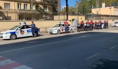 E pazakontë! Policia rrethon Ambasadën italiane në Tiranë dhe i bie pa pushim sirenave!