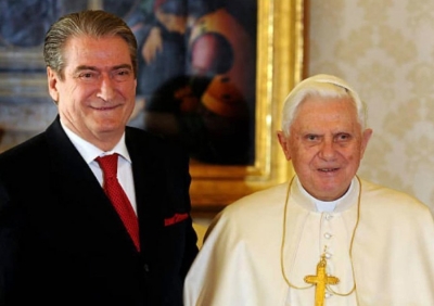 Lamtumira për Papa Benediktin/ Berisha: Ruaj si thesar audiencat dhe takimet me Shenjtërinë e tij