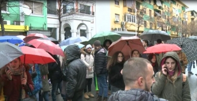 Vijon bojkoti i mësimit, një grup studentësh mblidhen para Ministrisë së Arsimit