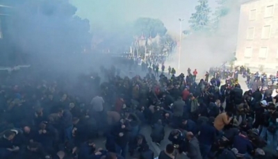 A është i ligjshëm përdorimi i gazit helmues ushtarak në protestën qytetare? (VIDEO)