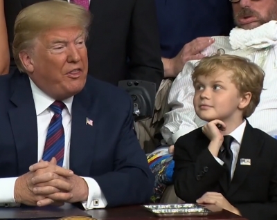 Video që po bën xhiron e botës, vogëlushi merr vëmendjen e Trump