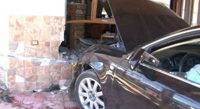 Aksident në Tiranë, makina futet në lokal