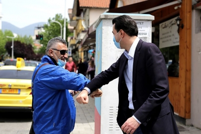 Me maskë e takim bërryl më bërryl, Basha nis takimet me qytetarë e biznesmenë: Qeveria Rama i la pa ndihmë. Rinisja e aktivitetit normal shumë e vështirë për ta