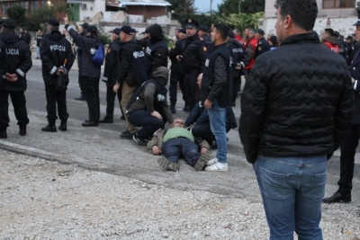‘Një djalë kishte hundën e thyer’, aktivisti flet nga komisariati: I kanë rrasur në qeli kot, ka gra, fëmijë!