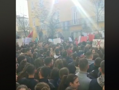 Po ndodh/ Ndizet Tirana, studentët rrethojnë Nikollën, kërkojnë kapitullim pa kushte (LIVE)