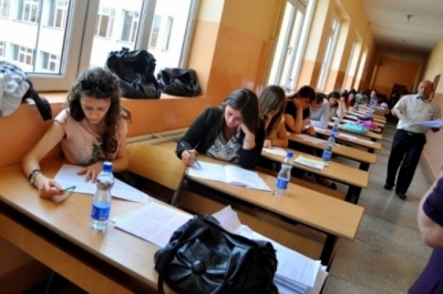 Maturantët testohen sot për Gjuhën Shqipe dhe Letërsi. Nuk lejohen më shumë se 13 vetë në klasë e ndalohet çdo mejt komunikimi