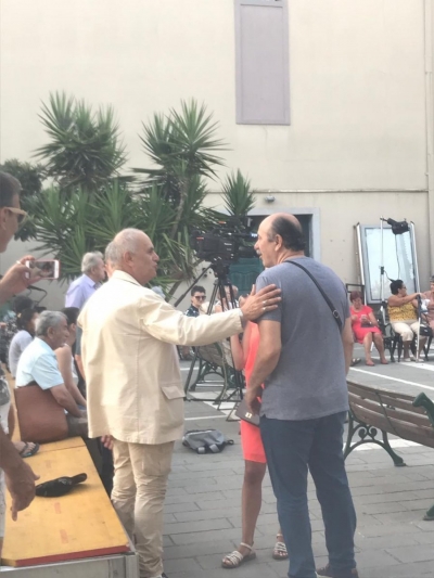 FOTO/Artan Fuga i bashkohet në shesh Mbrojtjes së Teatrit, takim i përzemërt me regjisorin Budina