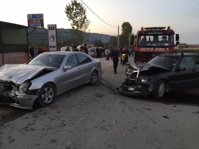 FOTO/ Po çonte vëllanë në spital, përplaset me makinë. 3 të plagosur