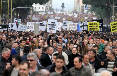 Mbi 50 mijë protestues nisen drejt Tiranës