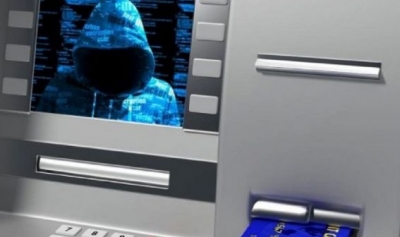 Me maska e uniforma të policisë speciale, detajet e vjedhjes së bankës shqiptare