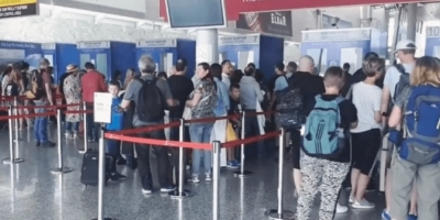 VIDEO/Shtyhen fluturimet në Rinas, pasagjerët presin me orë të gjata në aeroport