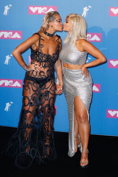 Rita Ora dhe Bebe Rexha, puthje të nxehta në tapetin e kuq të MTV Video Music Awards