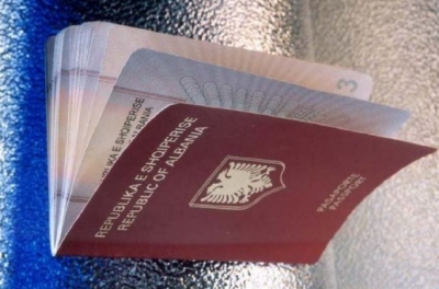 Skandali me pasaportat, Ministria e Jashtme i dërgon në çanta rrobash drejt Greqisë, bllokohen nga autoritet helene