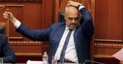 “Nga portretet e martirëve katolikë tek ata të dëshmorëve të Luftës në bulevard, pse Rama shkon te streha e tij ideologjike sa herë e zbon Europa”