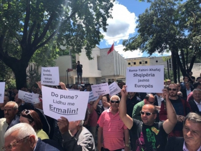 Protestat nuk dështojnë, regjimi u dobësua  me shume më 26 maj, i ra një pjese tjetër...