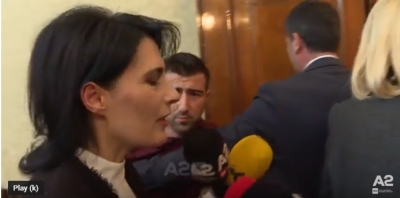 VIDEO/ Si badiguardi i Arta Markut përplas pas murit gazetarin