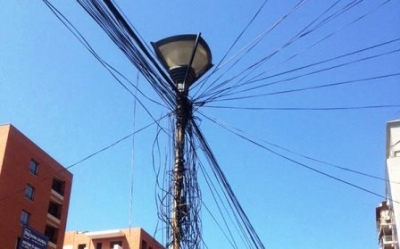 Po riparonte rrjetin e internetit, të riun e zë korenti dhe bie nga shtylla