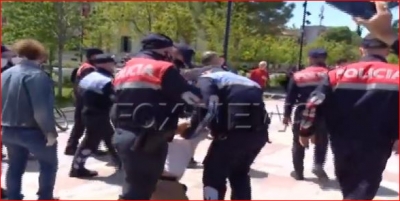 Policia dhunon protestuesit në Sheshin Skëndërbej