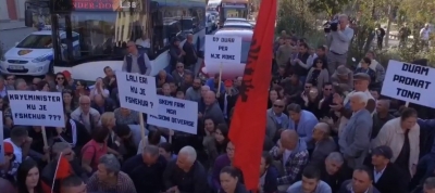 FOTO/ Banorët e Unazës nisen për tek Kryeministria, do bashkohen me studentët