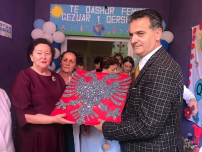 1 Qershori/Liri Berisha feston me fëmijët në Tropojë, Besnik Dushaj: Faleminderit për dhuratat dhe mbështetje materiale