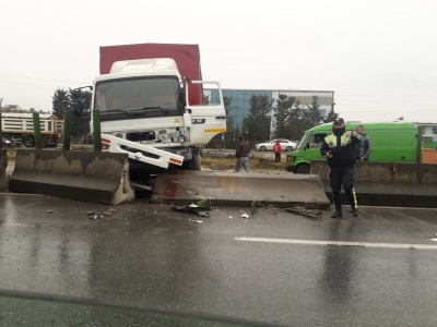 Mjeti i rëndë humbet kontrollin në Tiranë-Durrës, përplaset me barrierën