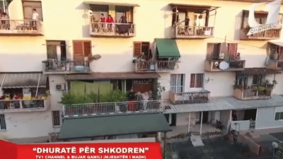 VIDEO/ Shkodranët harrojnë për pak çaste koronavirusin, shijojnë në dritare e ballkone këngëtarin e tyre të zemrës, ja çfarë shkruan Meta