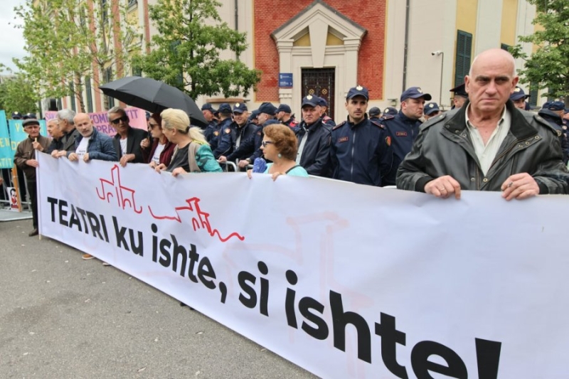 ‘O hajdut, o hajdut’: Qytetarët mblidhen te Bashkia e Tiranës