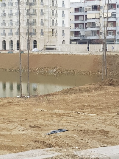 Denoncimi/Betonizuesi i Tiranës Veliaj, po heq ujin të ndërtojë mbi liqenin e Thatë