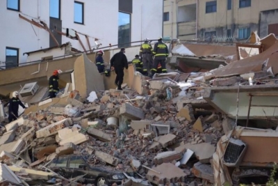 VIDEO/ E tronditur nga tërmeti e mes lotësh, banorja rrëfen tmerrin: S’kemi ku të jetojmë, kemi mbetur jashtë