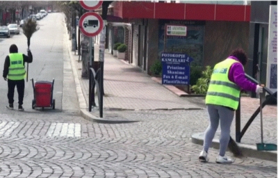 Në vend të maskës, lidhin shallin, punonjësit e pastrimit në Lezhë asnjë masë mbrojtëse