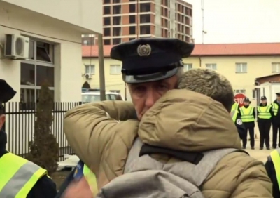 VIDEO/ Si përlotet polici kosovar në protestën e vajzës së abuzuar