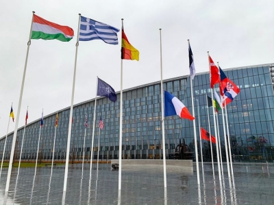 NATO solidarizohet me Shqipërinë, ul flamurin në gjysmështizë