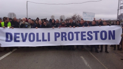 Qytetarët në Devoll e Shkodër sërish në protestë, bllokojnë rrugët kryesore