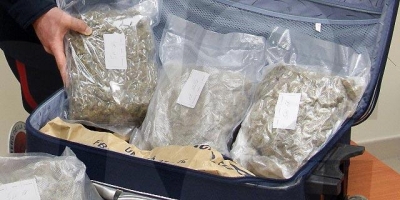 Me valixhen plotë më marijuanë, shqiptari merr avionin në Rinas dhe niset drejt Italisë