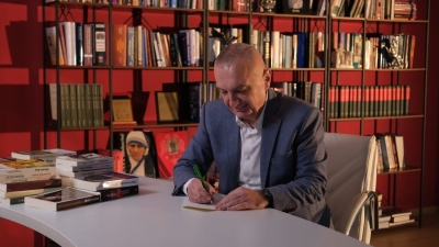 Meta dhuron 50 libra për bibliotekën e shkollës 'Azem Bejta' në Prekaz