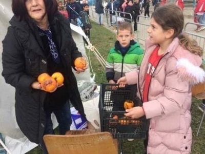 FOTO/ Gjesti i Anisës së vogël të le pa fjalë/ Frutat e kopshtit të saj i shpërndan për të prekurit nga termeti