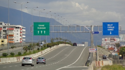 Ndërtimet buzë autostradave, rrezik për aksidente (foto)