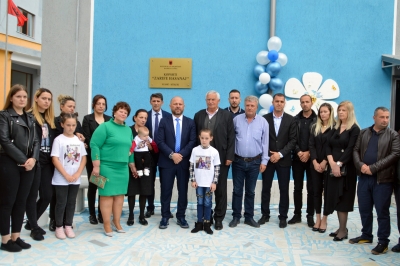 FOTOT/Xhelal Mziu inauguroi kopshtin e ri në Babrru, i vë emrin e Dëshmores së Atdheut “Zarife Hasanajt”
