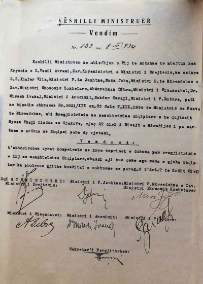 Vendim i Këshillit të Ministrave i vitit 1934. Vini re si nënshkruhet kur mungon kryeministri, si dhe kur ministri i Punëve të Brendshme ushtron zëvendësisht detyrën e ministrit të Ekonomisë Kombëtare