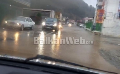 VIDEO/ Moti i keq pushton Lezhën, bllokohen pusetat prej reshjeve të shiut, uji vërshon rrugëve