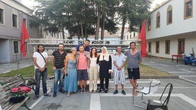 Reportazh/ Në terr e 40 gradë, gardianët e Teatrit: Derisa Qeveria të tërhiqet!