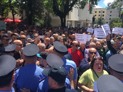 Kuti dhe vezë, qytetarët tallen me Ministrinë e drogës(FOTO-VIDEO)