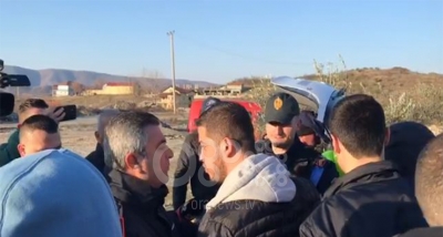 Tensione në Shkodër, policia fotografon listën e udhëtarëve