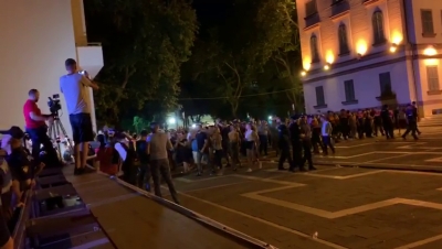 “Mos flit nga kazani, hajde këtu në besën time”, Merkoçi nga Teatri: Nuk ke për ta shembur edhe sikur… (Video)